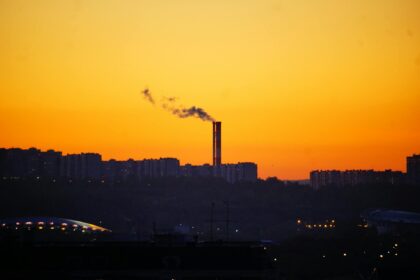 Scientific data visualization showing air pollution's impact on biological aging across European populations