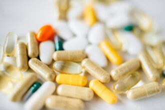 Scientific illustration showing multivitamin supplements and aging biomarkers