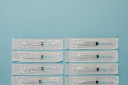Automated compounding system with syringe labels in hospital pharmacy setting