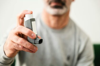 Medical illustration of inhaled treprostinil nebulizer device for pulmonary fibrosis treatment