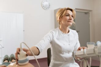 Medical ultrasound equipment used for intestinal imaging in Crohn's disease monitoring