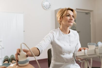 Medical ultrasound equipment used for intestinal imaging in Crohn's disease monitoring