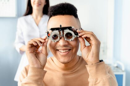 Illustration of platinum contact lens delivering electrical pulses for corneal reshaping