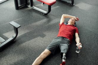 Athlete resting during training break with fitness retention data visualization