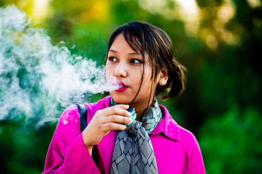 Medical illustration showing lung cancer risk comparison between e-cigarette use and complete smoking cessation