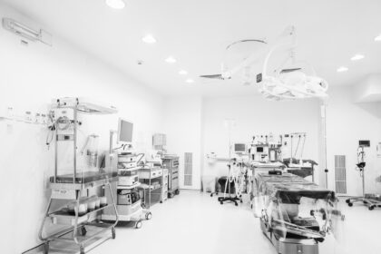 Medical ventilator breathing circuit equipment in hospital intensive care unit