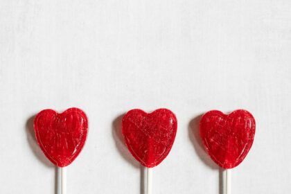 Infographic showing five heart-healthy flavanol-rich foods with cardiovascular benefits data