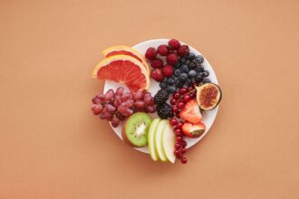 Comparison of flavanol content in blackberries, apples, cherries, plums, and other produce—illustrated bar chart showing nutritional density differences