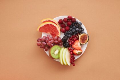 Comparison of flavanol content in blackberries, apples, cherries, plums, and other produce—illustrated bar chart showing nutritional density differences
