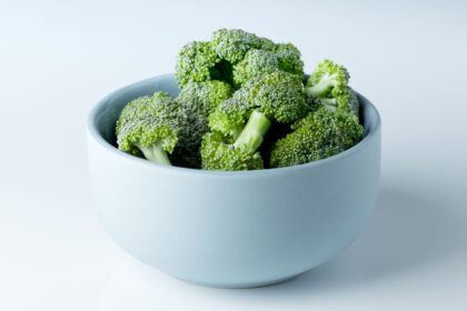 Comparison chart showing vitamin C, E, riboflavin, and beta-carotene levels in fresh versus frozen vegetables