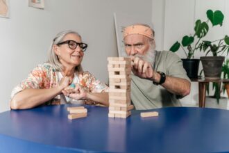 Brain imaging comparison showing accelerated aging in polluted urban environments versus protected rural areas