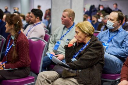 Healthcare workers using digital technology to assist migrants in clinical setting