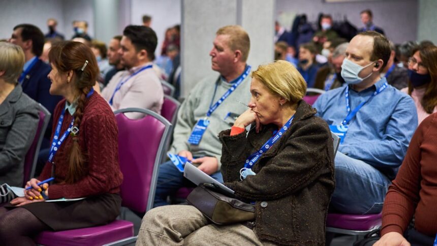 Healthcare workers using digital technology to assist migrants in clinical setting
