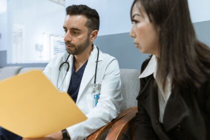 Courthouse gavel and medical file icon representing patient privacy in legal proceedings