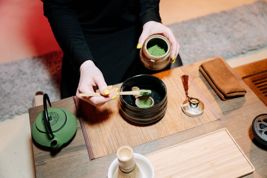 Infographic comparing catechin content in matcha versus steeped green tea per serving