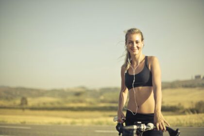 Cyclists exercising on stationary bikes with and without music; heart rate and lactate monitors visible