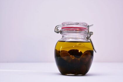 Chart showing 12-month decline of olive oil antioxidants including alpha-tocopherol, polyphenols, and squalene