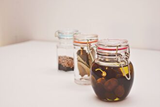 Infographic showing mortality risk reduction with olive oil consumption