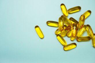 Chart showing global omega-3 intake gap: 76% below recommended 250 mg daily target