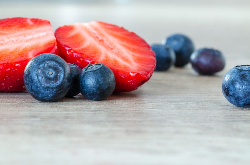 Bar chart showing polyphenol content across berries and plant foods, from chokeberry at 1,500+ mg to strawberry at 270 mg per 100g fresh weight