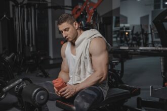 Bar chart comparing muscle protein synthesis across vegan, omnivorous, and meal timing strategies