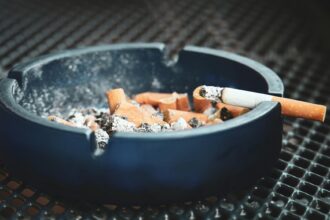 Medical illustration showing brain health improvement after smoking cessation