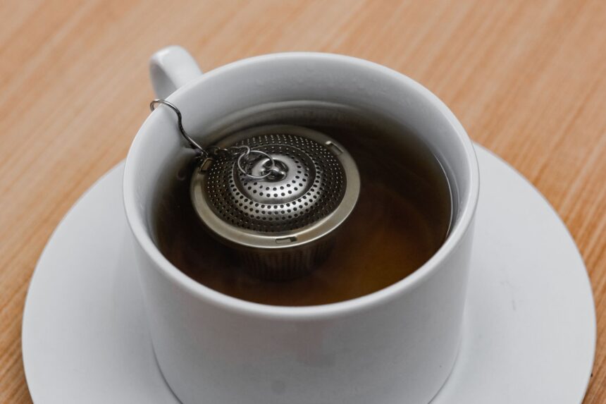 Chart showing extraction kinetics of caffeine, catechins, and tannins across 5-minute tea steeping period