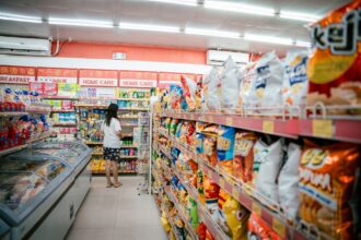 Brain illustration showing cognitive effects of ultra-processed foods consumption