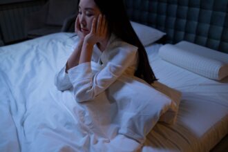 Comparison of light intensity levels (lux) in common environments and their metabolic risk thresholds for sleep