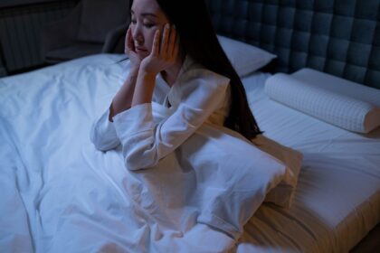 Comparison of light intensity levels (lux) in common environments and their metabolic risk thresholds for sleep
