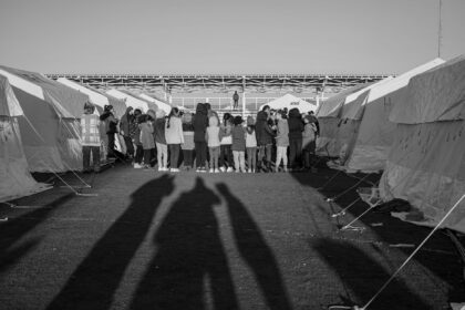 WHO health workers with Congolese refugees in Burundi health facility