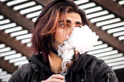 Infographic showing common e-cigarette side effects and MHRA Yellow Card reporting process