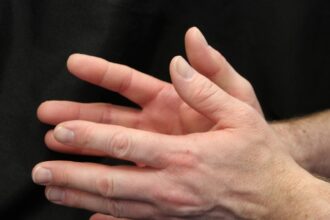 Illustration of hand showing finger exercise for cognitive health