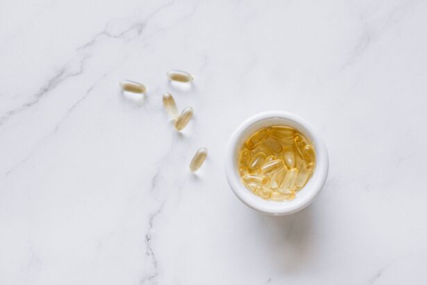 Brain scan illustration with omega-3 fish oil supplement capsule and question mark, representing study findings on supplement efficacy