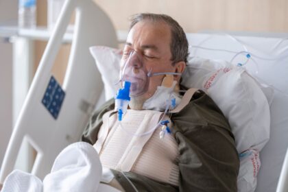 Medical ventilator breathing circuit components and assembly diagram