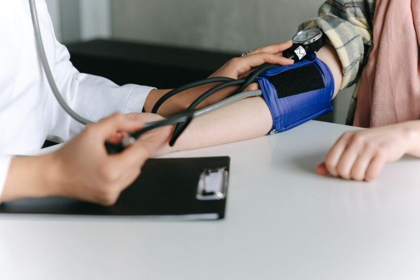 Infographic showing magnesium supplementation effects on systolic and diastolic blood pressure reduction