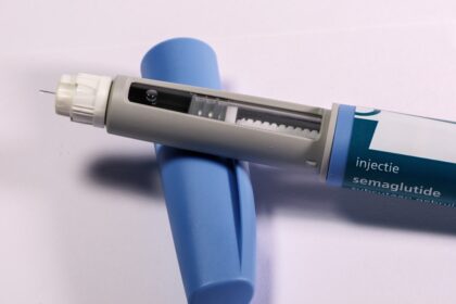 Medical illustration showing proper semaglutide injection technique and weekly dosing schedule to prevent accidental overdose