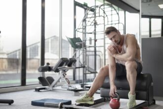 Chart showing muscle performance retention during training breaks across strength, aerobic fitness, and muscle mass metrics