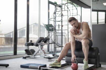 Chart showing muscle performance retention during training breaks across strength, aerobic fitness, and muscle mass metrics