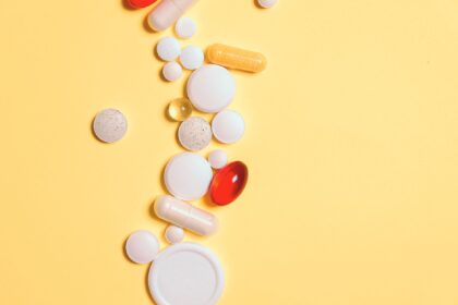 Diagram of the seven steps of vitamin B12 absorption from food to cellular activation