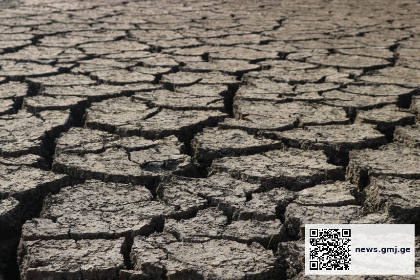Climate change and health risks infographic showing temperature trends
