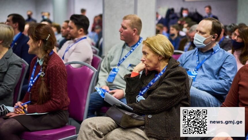 Healthcare workers using digital technology to assist migrants in clinical setting