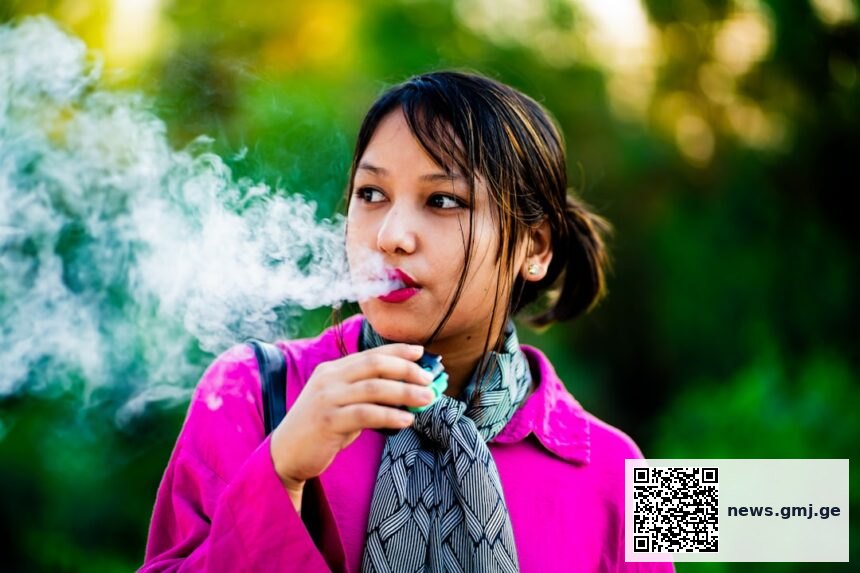 Medical illustration showing lung cancer risk comparison between e-cigarette use and complete smoking cessation