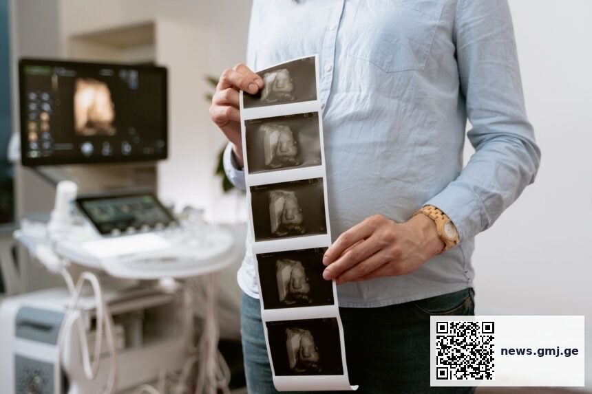 Virtual reality headset displaying 3D ultrasound imaging visualization technology