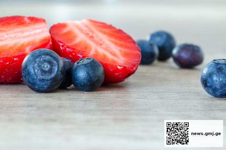 Bar chart showing polyphenol content across berries and plant foods, from chokeberry at 1,500+ mg to strawberry at 270 mg per 100g fresh weight