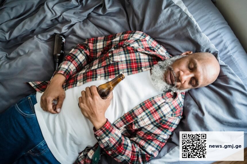 Infographic showing alcohol's effects on growth hormone suppression and sleep fragmentation in the second half of sleep