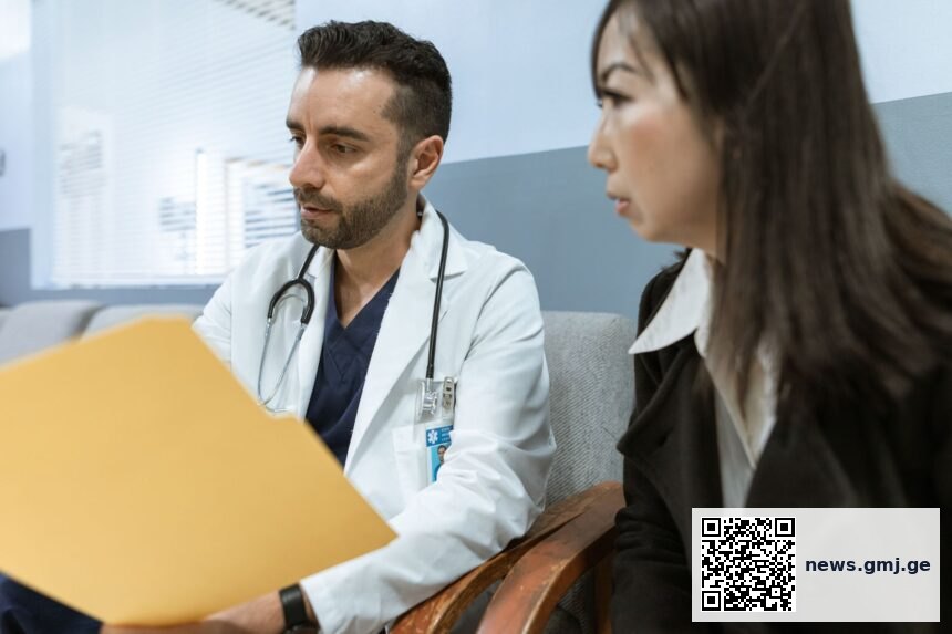 Courthouse gavel and medical file icon representing patient privacy in legal proceedings
