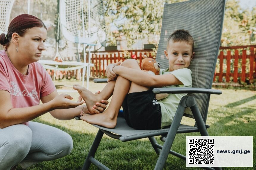 Child learning safety decision-making with parent guidance in family setting