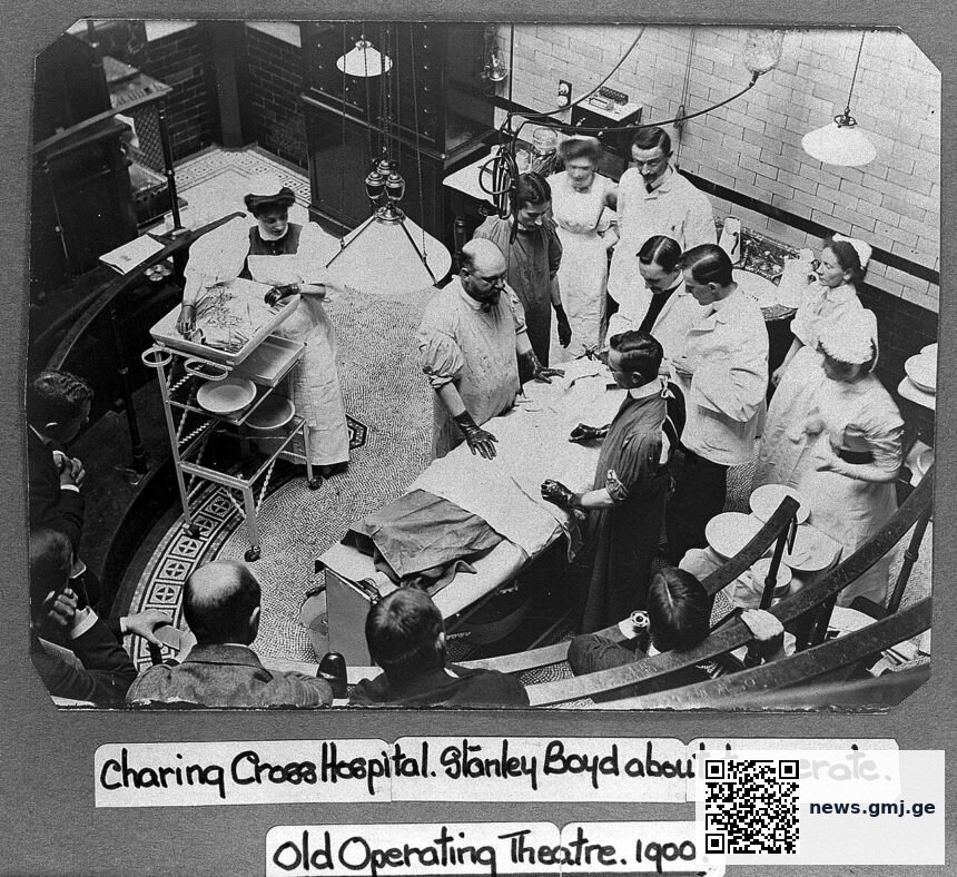 Operating theatre with neuromonitoring equipment during minimally invasive pelvic tumour surgery