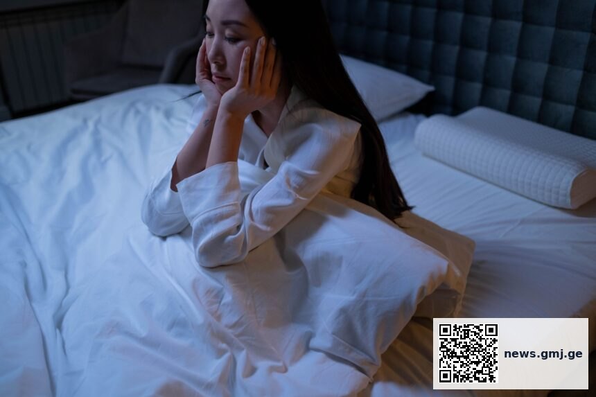 Comparison of light intensity levels (lux) in common environments and their metabolic risk thresholds for sleep